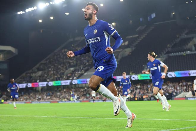 欧冠决赛用球谍照：包含白+深紫，灵感来自举办城市布达佩斯（欧冠决赛官方用球曝光：白与深紫配色，设计灵感取自布达佩斯）