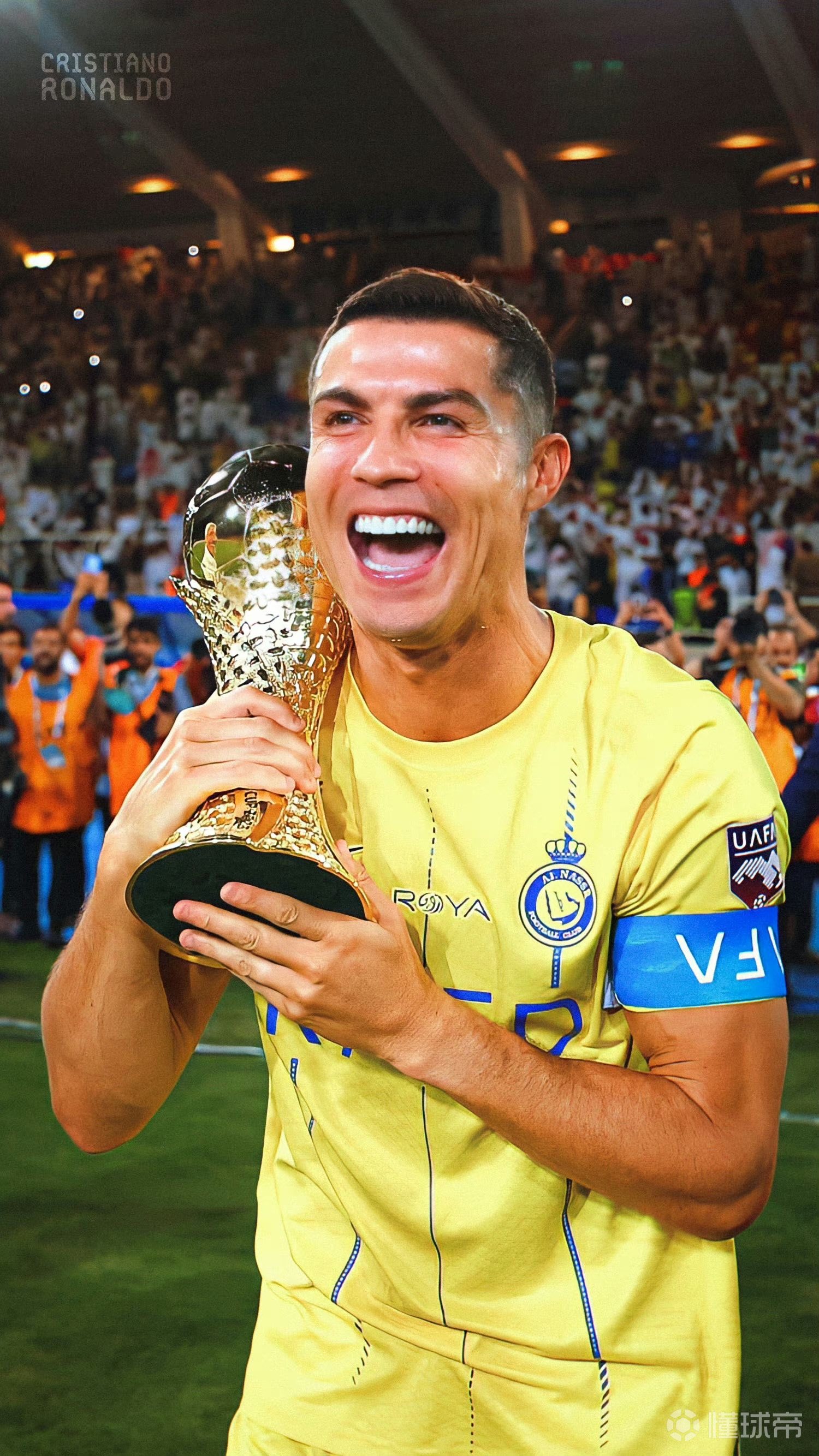 感谢恩师，出自崇明基地的海港球员将奖牌挂在徐根宝脖子上（致敬恩师，海港崇明出身球员将奖牌挂在徐根宝颈间）